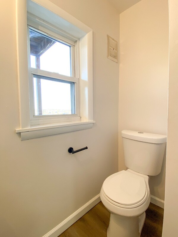 Building Photo - 139-141 E Sycamore St