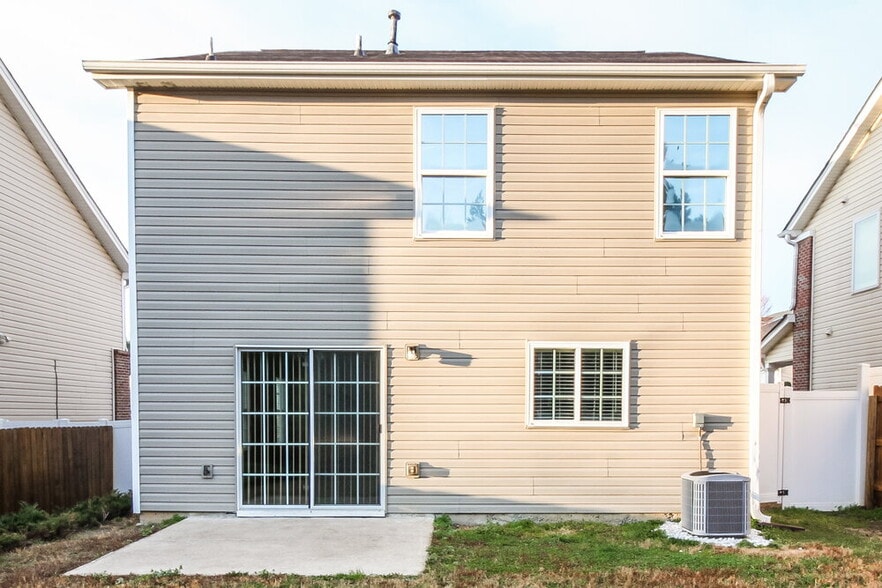 Building Photo - 305 Silver Spring St