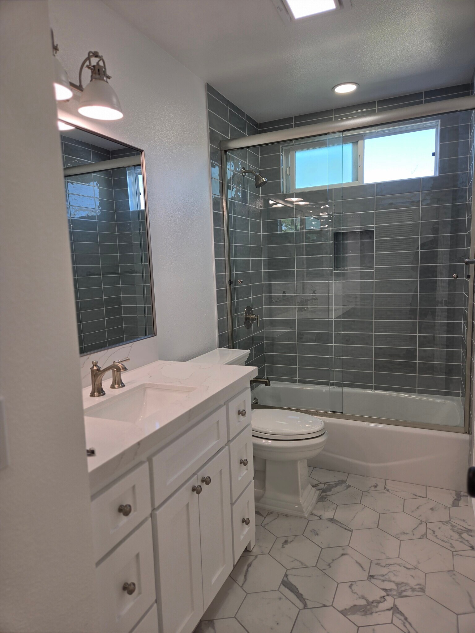 Building Photo - 245 Mesa Dr