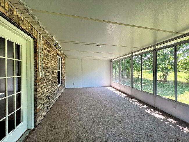 Building Photo - BEAUTIFUL 2 BEDROOM CONDO AVAILABLE IN FAR...
