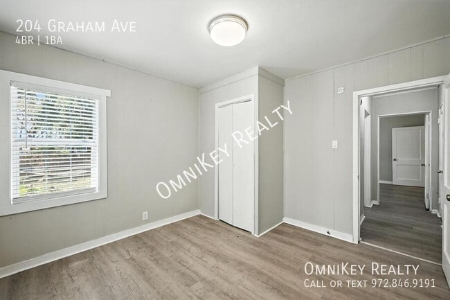 Building Photo - 204 Graham Ave