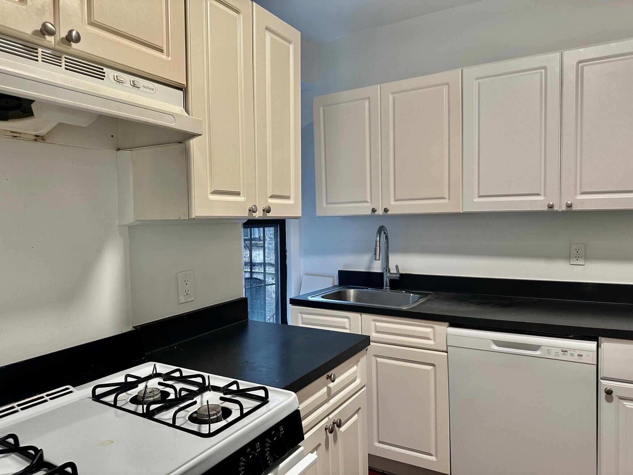 Building Photo - 209 W 108th St