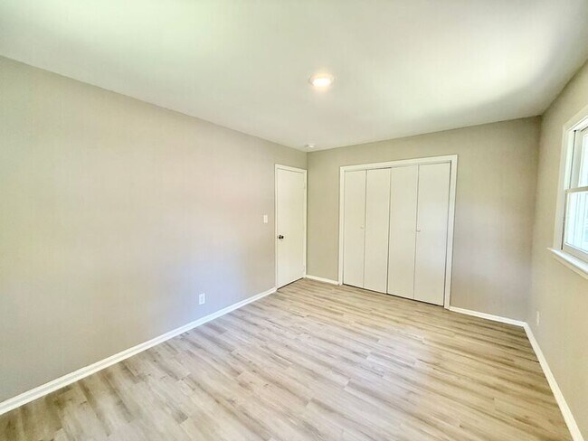 Building Photo - 102 Johnson St