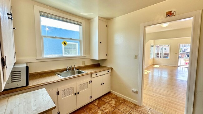 Building Photo - Large & Sunny House & Backyard in a Tranquill Neighborhood of El Cerrito
