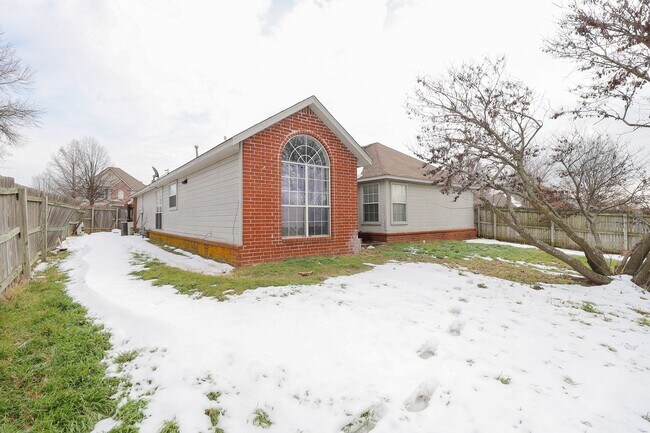 Building Photo - 3 Bed 2 Bath in Jenks - Available Now!
