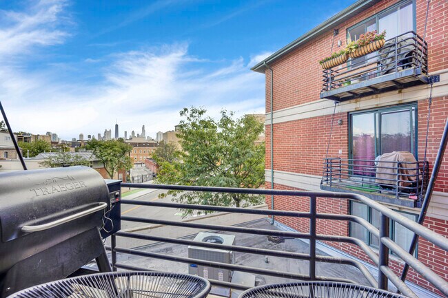 Building Photo - 870 N Milwaukee Ave