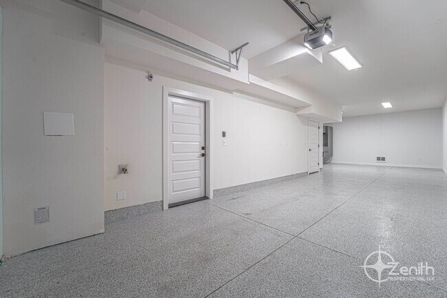 Building Photo - 2375 N R St