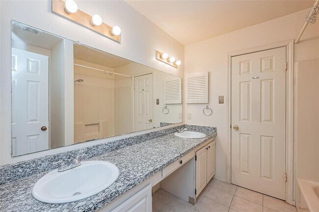 Building Photo - 2030 Plantation Dr