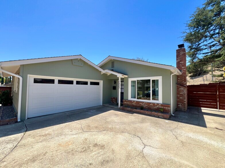 Building Photo - 1327 Tanglewood Dr