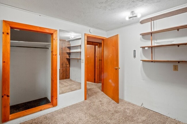 Building Photo - 4+ bed 2 bath available center of campus v...