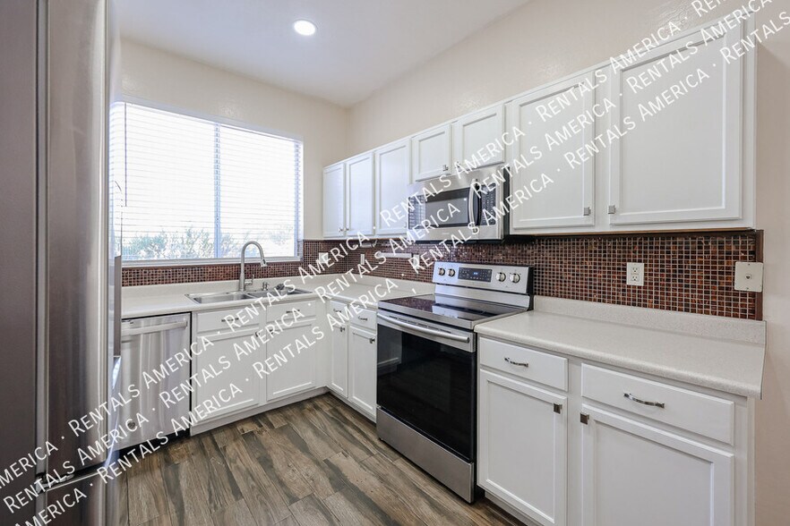 Building Photo - 15428 W Mauna Loa Ln