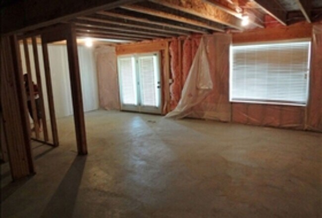 Building Photo - AMAZING CONDO 2 MASTER SUITES 2 CAR GARAGE