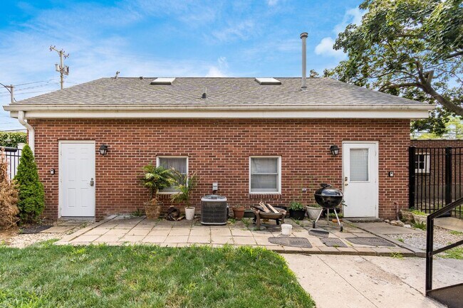 Building Photo - 2815 Sherwood Rd