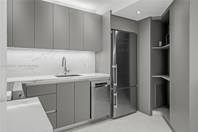 Building Photo - 999 Brickell Bay Dr