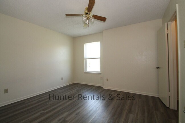 Building Photo - 3704 Hereford Ln