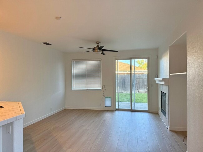 Building Photo - 3 bed 2 bath 2 Car Garage