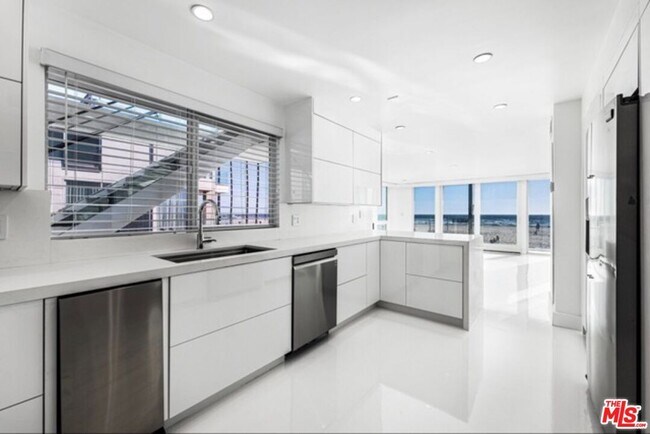 Building Photo - 2419 Ocean Front Walk