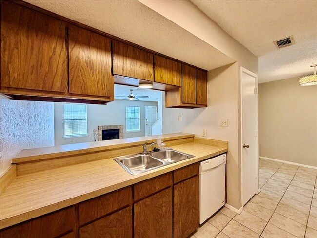 Building Photo - 1247 Dallas Dr