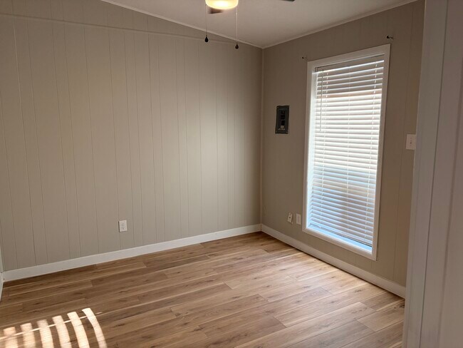 Building Photo - Unit 5