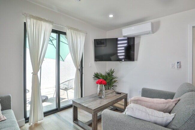 Building Photo - Beautiful, Fully Furnished 1BR w/ appliances wash/dryer INCL