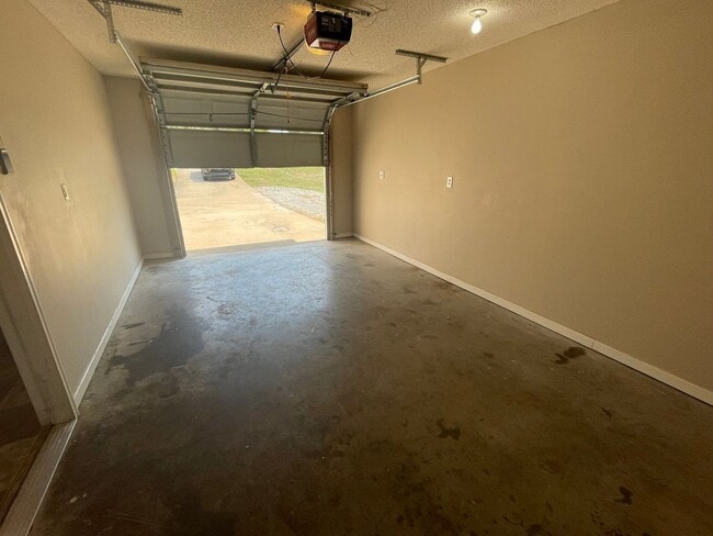 Building Photo - 3 Bedroom 2 Bath Home For Rent Near 101st!