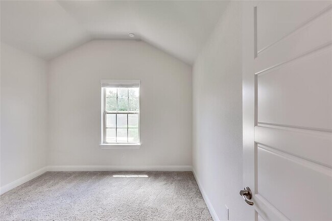 Building Photo - 4221 Valley Oaks Dr