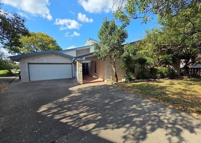 Building Photo - FOR LEASE!!