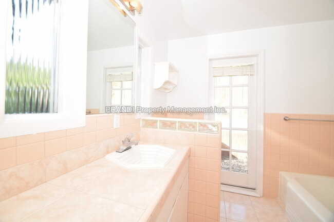 Building Photo - Adorable Home in Ideal San Anselmo Neighbo...
