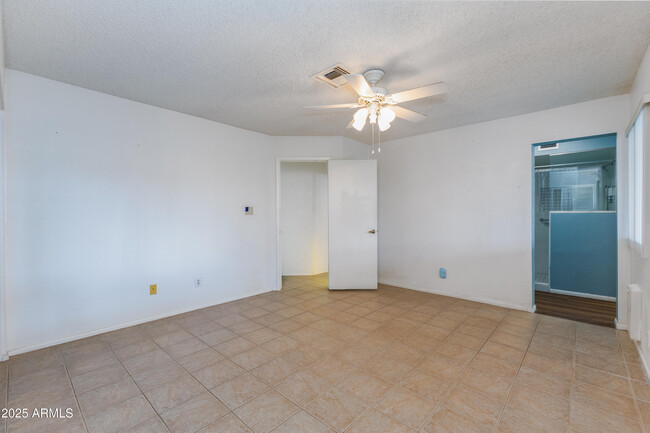 Building Photo - 6819 E Grandview Dr