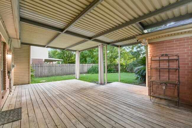 Building Photo - Freshly Painted Beauty with Spacious Outdo...