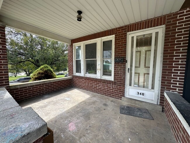 Building Photo - Large end of row 3 bedroom home located in...