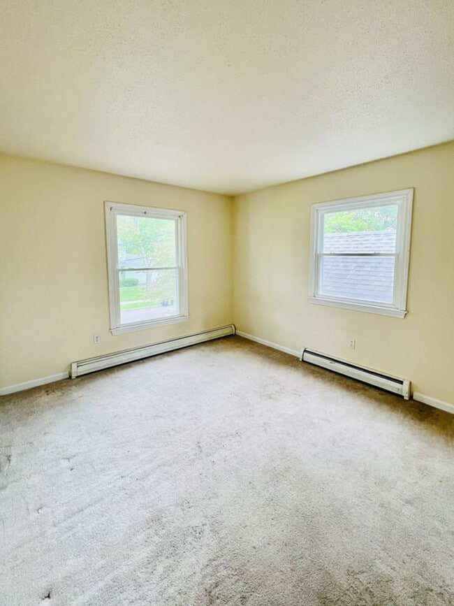 Building Photo - Spacious 5-Bedroom, 1.75 Bathroom Home in a Prime Location (58 East Terrace)