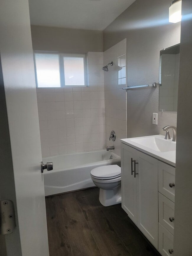 Building Photo - 4819 E Cambridge Ave