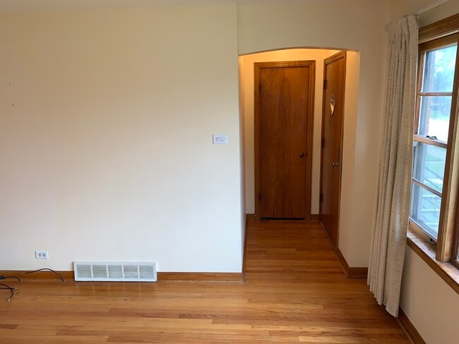 Building Photo - 3826 Clarence Ave