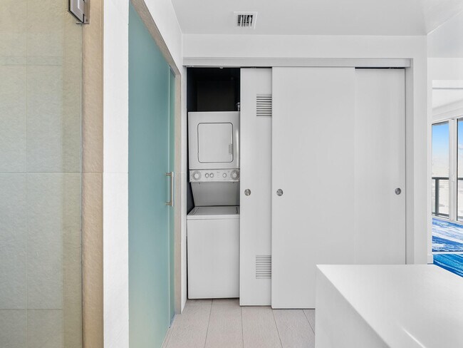 Building Photo - 3101 Bayshore Dr