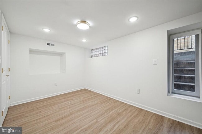 Building Photo - 2553 S Dewey St