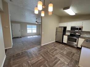 Building Photo - 420 W Saunders Ave