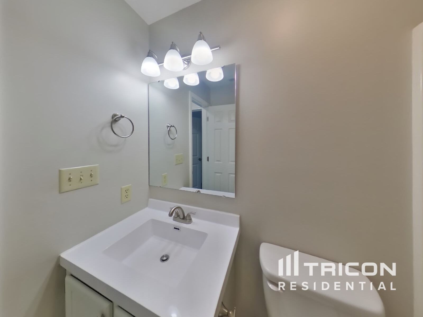 Building Photo - 5755 Rosemont Dr
