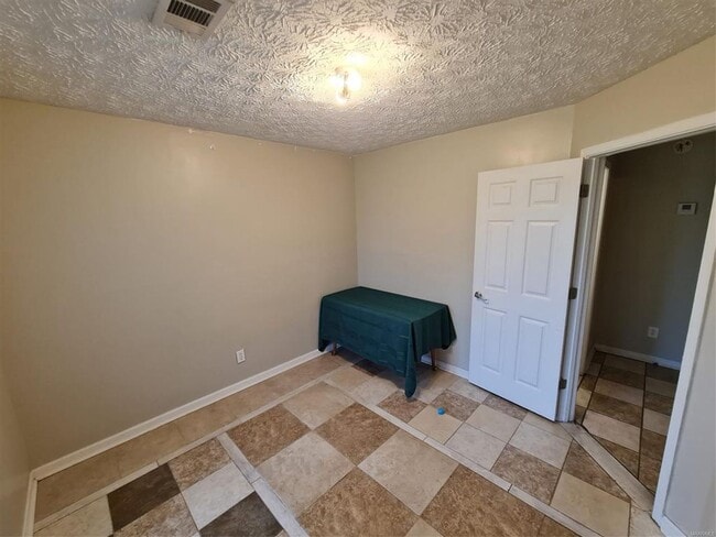 Building Photo - AVAILABLE 08/15/2026 in Millbrook!