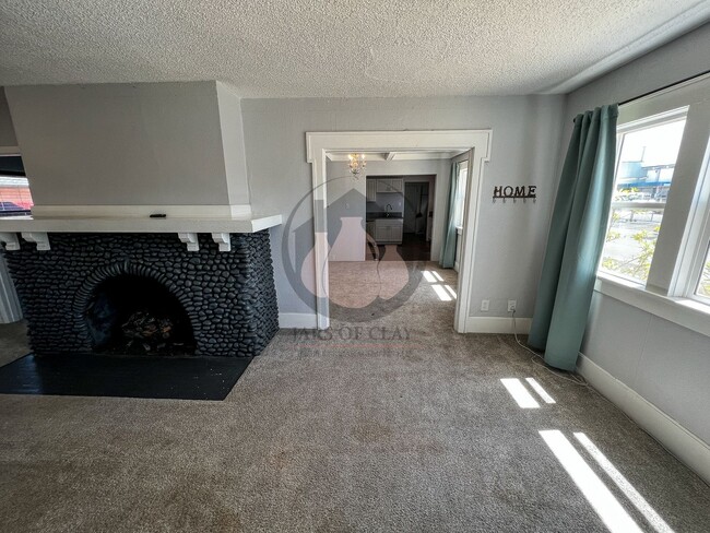 Building Photo - Classic Craftsman Charm in Central Salem! Versatile 5-Bedroom Home