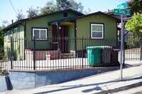 Building Photo - Spacious 3 bedroom, 1 bathroom renovated home