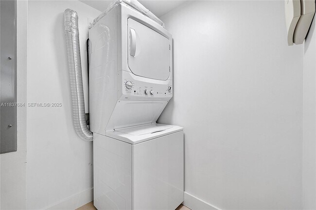 Building Photo - 6000 Collins Ave