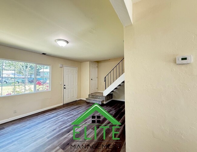 Building Photo - Charming and Updated Townhome in the Heart...