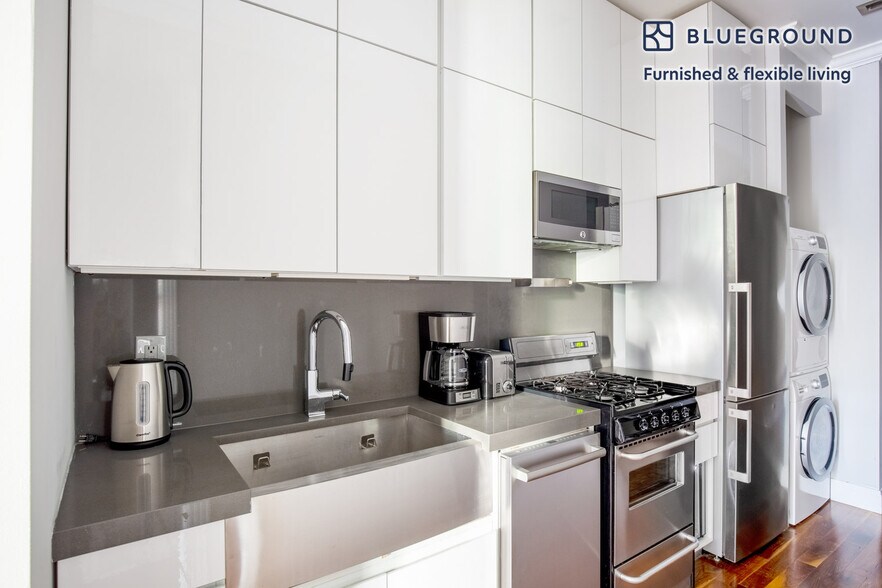 Building Photo - 434 W 52nd St