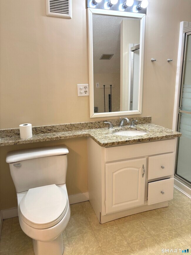 Building Photo - 20 Greenbriar Dr