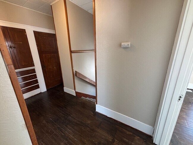 Building Photo - 4 Bedroom, 1 Bathroom home with 2+ car garage!