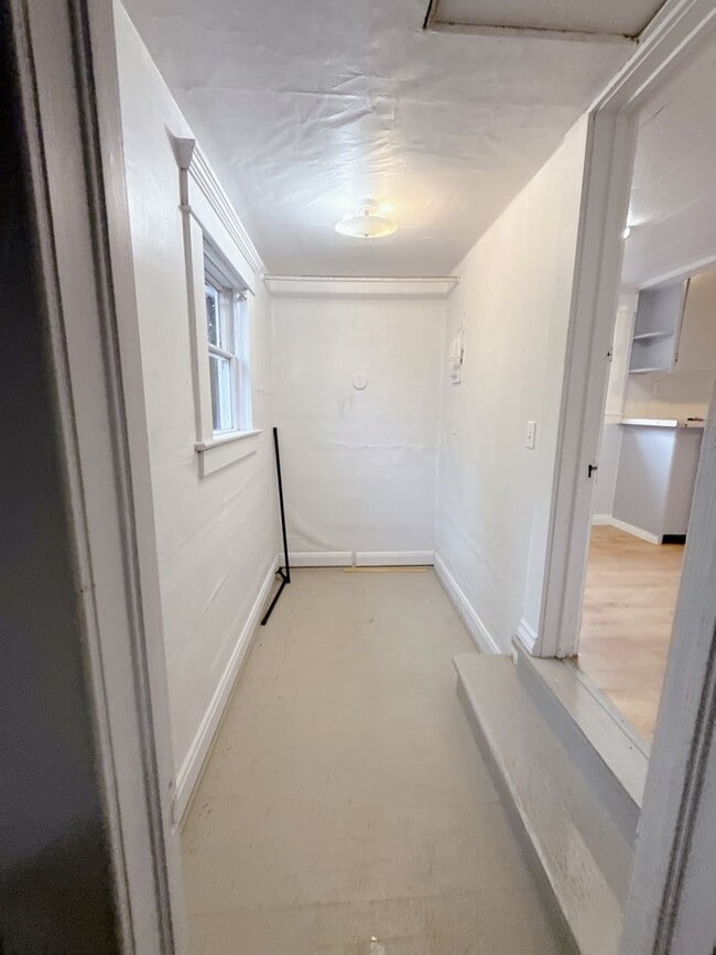 Building Photo - Available Now!! $500 off first month's rent - 2bed, 1 bath house