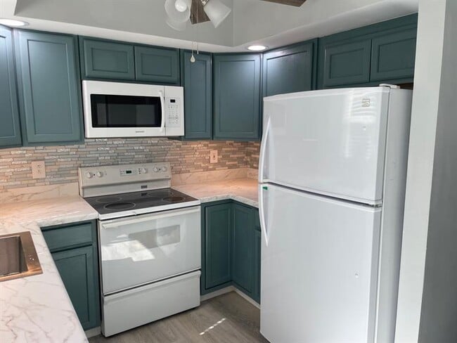 Building Photo - 156 NE 20th Ct