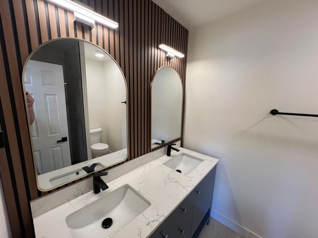Building Photo - 1534 Hialeah Dr