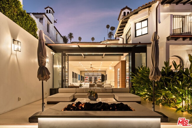 Building Photo - 972 Palisades Beach Rd